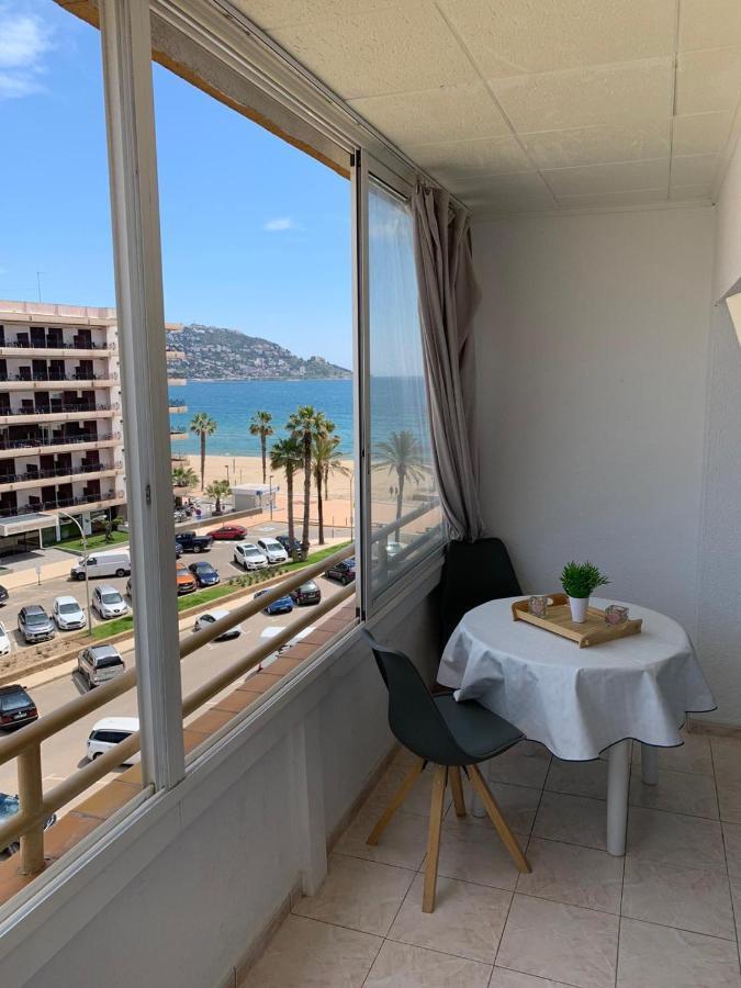 Appartement Premiere Ligne De Mer Avec Piscine Росес Екстериор снимка