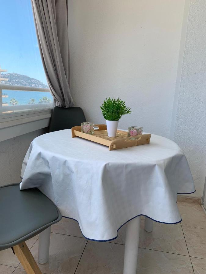 Appartement Premiere Ligne De Mer Avec Piscine Росес Екстериор снимка