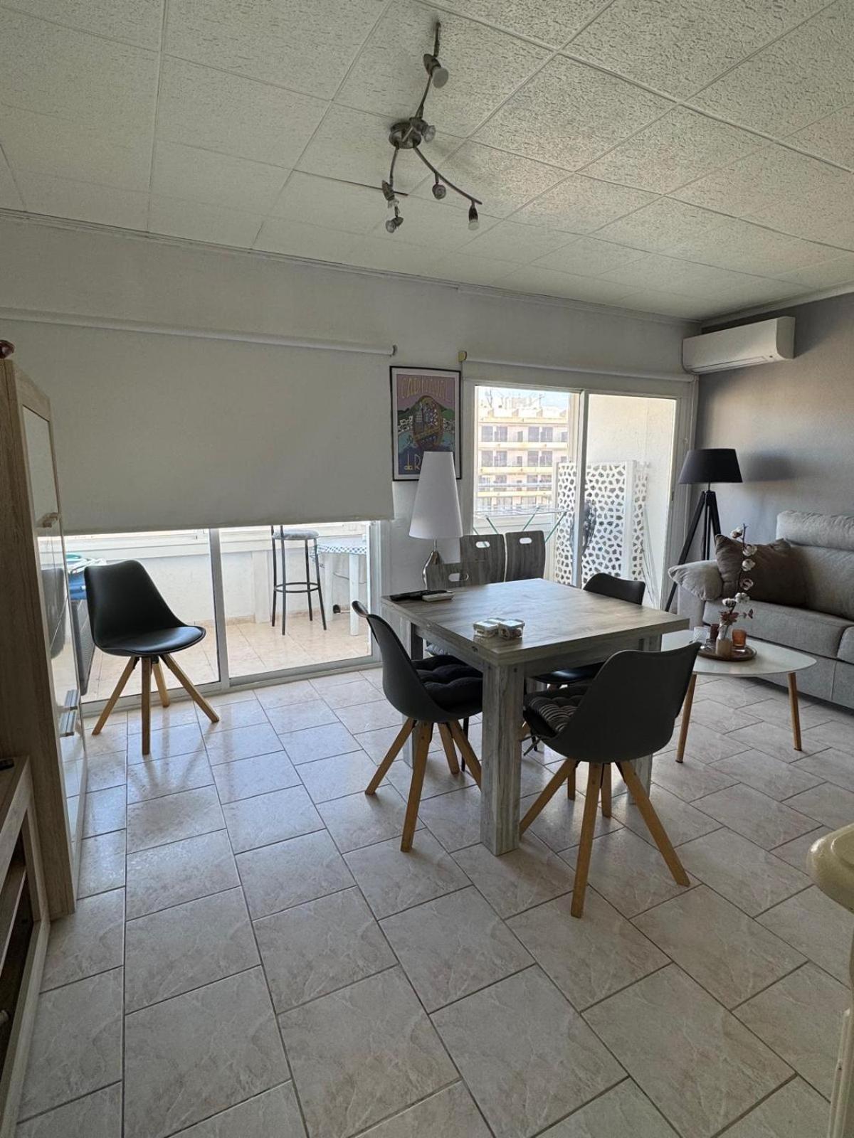 Appartement Premiere Ligne De Mer Avec Piscine Росес Екстериор снимка