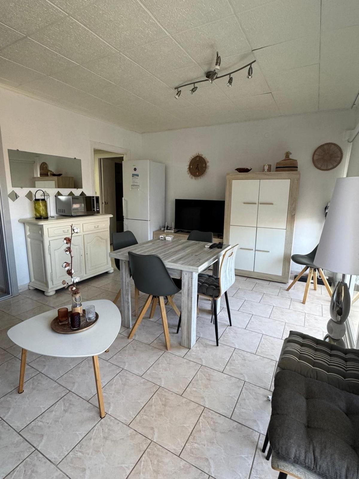Appartement Premiere Ligne De Mer Avec Piscine Росес Екстериор снимка