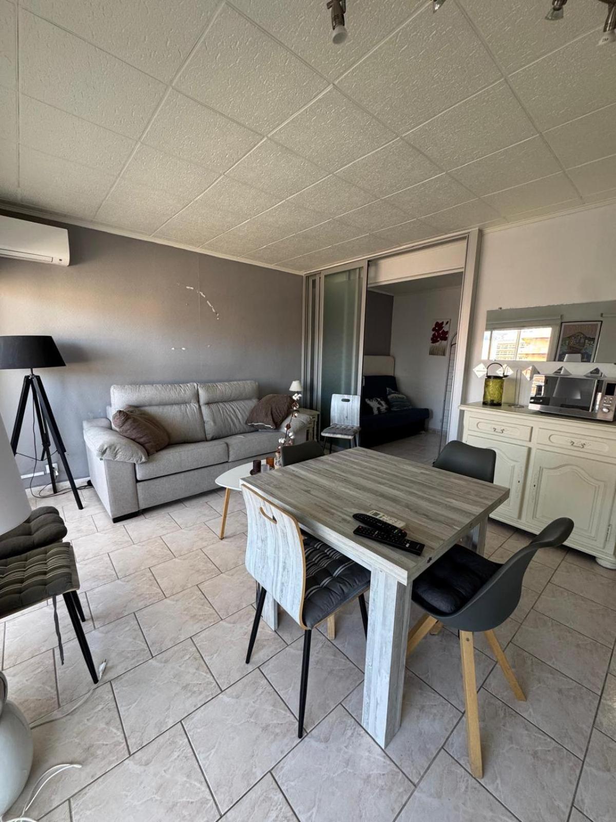 Appartement Premiere Ligne De Mer Avec Piscine Росес Екстериор снимка