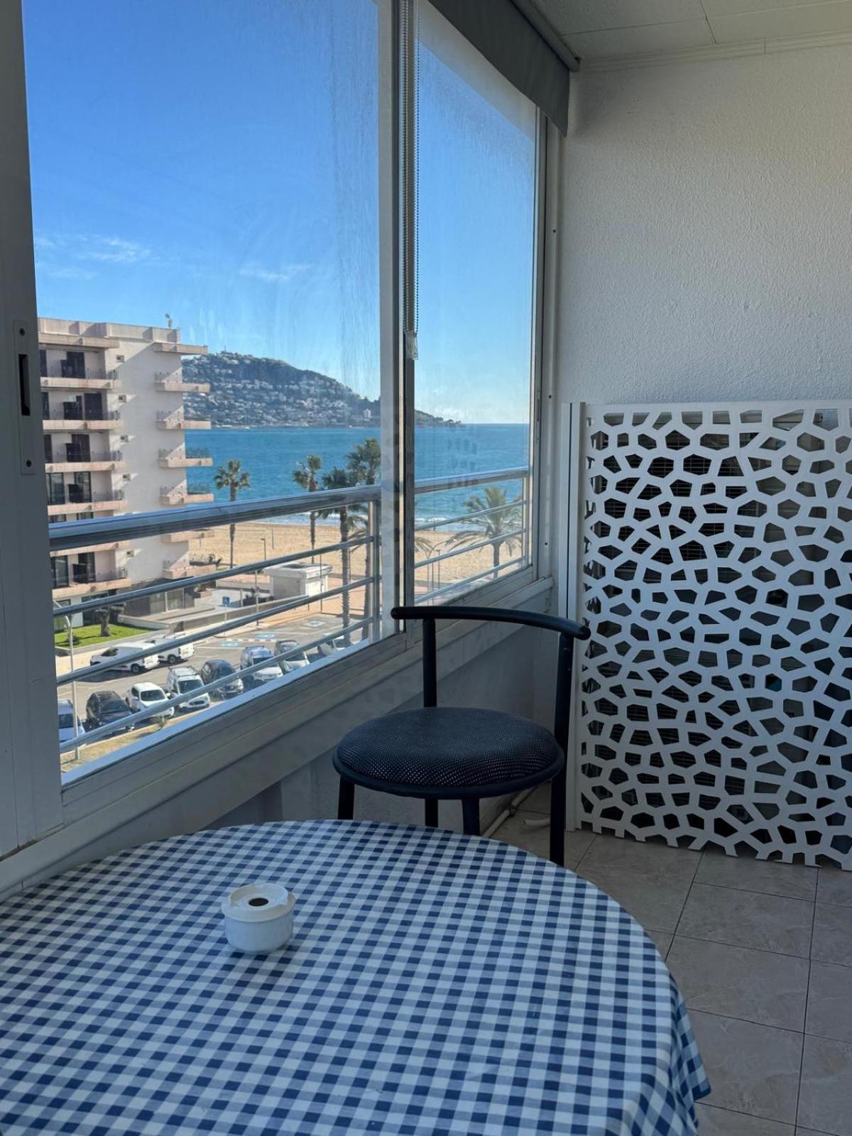 Appartement Premiere Ligne De Mer Avec Piscine Росес Екстериор снимка