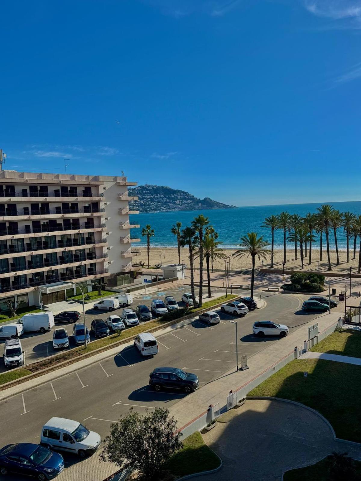 Appartement Premiere Ligne De Mer Avec Piscine Росес Екстериор снимка