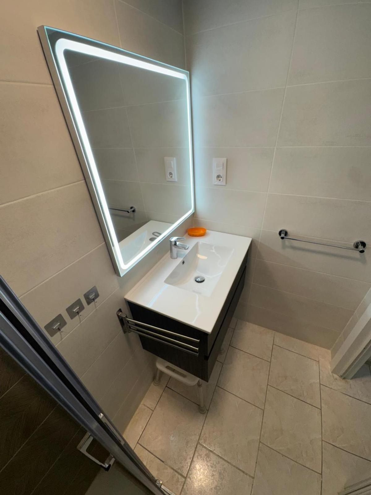 Appartement Premiere Ligne De Mer Avec Piscine Росес Екстериор снимка